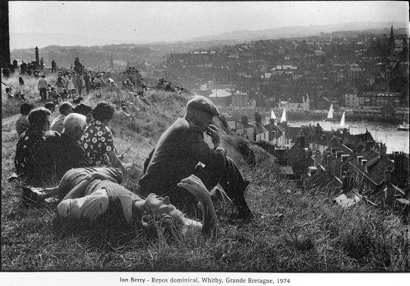 Ian Berry - Repos dominical , Whitby , Grande Bretagne , 1974