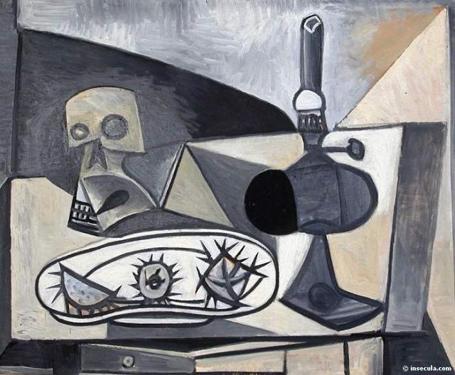1946 CrÃ¢ne, oursins et lampe sur une table